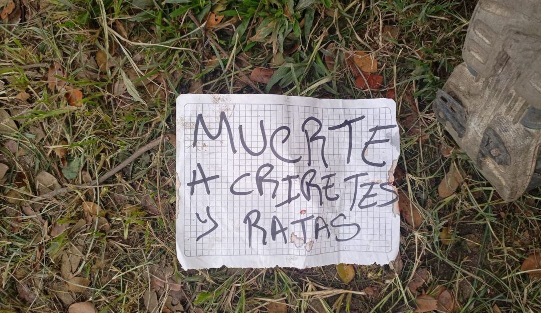 En una de las escenas, fue abandonado un letrero en el que sindican a la víctima de participar en hechos delictivos.