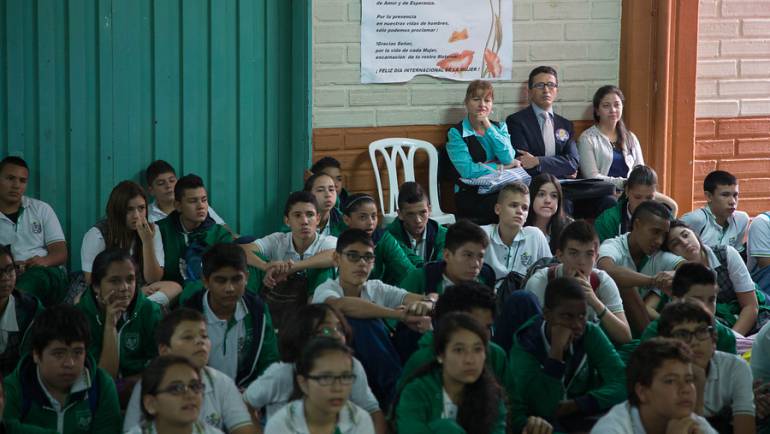 estudiantes a la espera de cupos