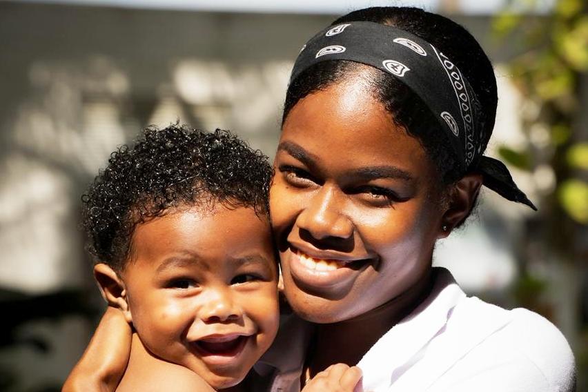 Las jóvenes graduadas de la Juanfe tienen 79% más probabilidades de estar empleadas y duplican sus ingresos un año después de egresar, según el BID