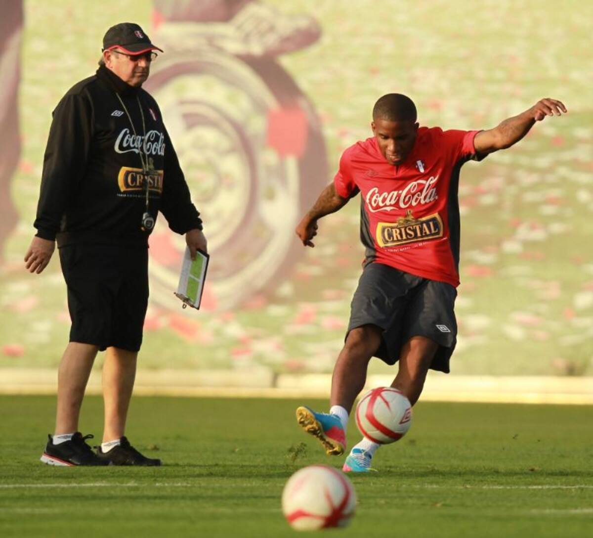 Perú entrena para enfrentar a Uruguay por las eliminatorias al Mundial Brasil 2014 el próximo viernes en Lima.