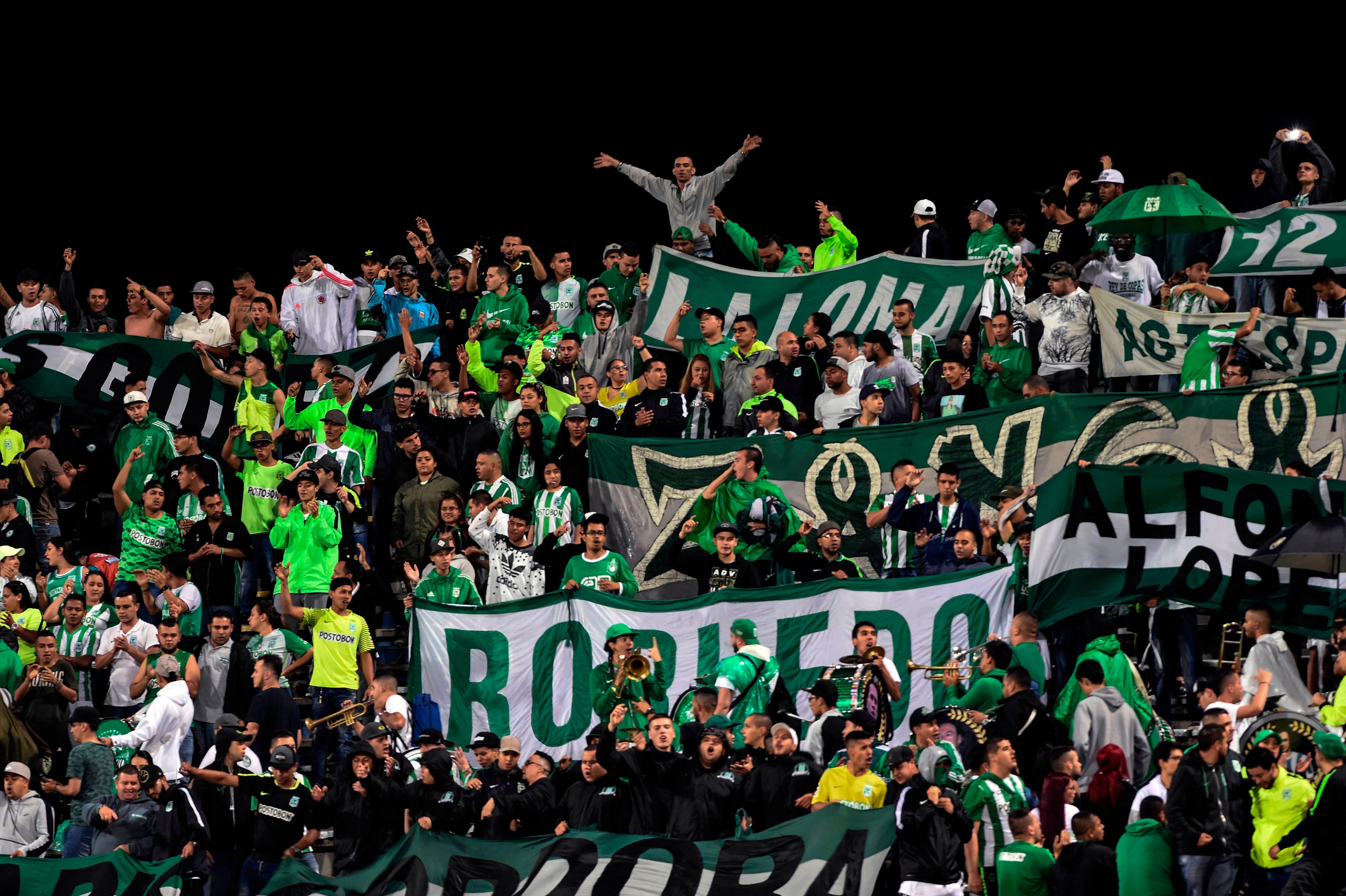 Hinchas de Atlético Nacional. (Photo by JOAQUIN SARMIENTO / AFP)
