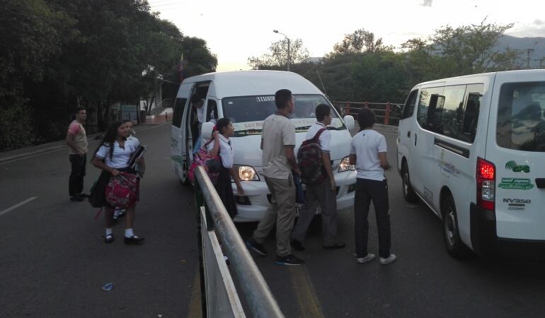 Niños venezolanos que vienen de Ureña a estudiar a Cúcuta