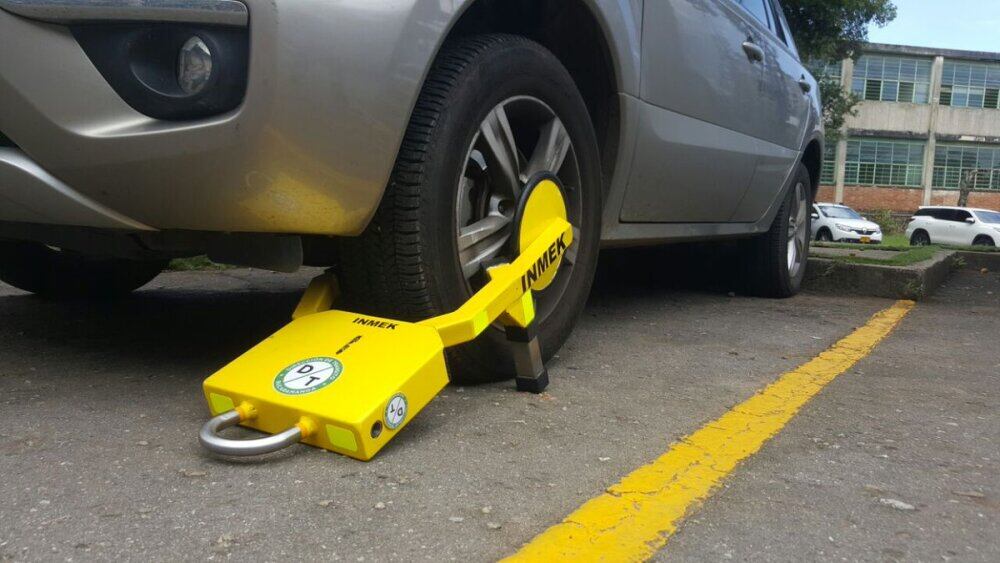 Veedores rechazan proyecto que implementaría cepos para vehículos mal estacionados.