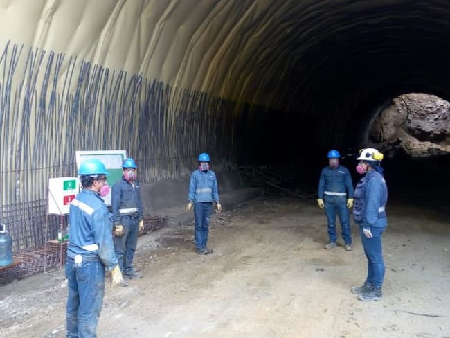 Suspenden dos obras en el túnel de la línea por sospecha de COVID-19