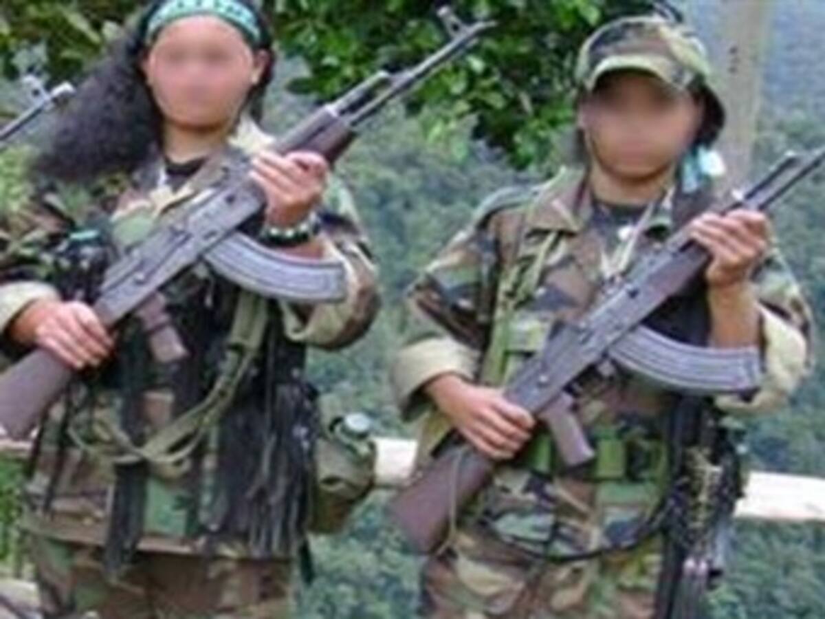 Autodefensas entregan a la Defensoría cinco niños guerrilleros