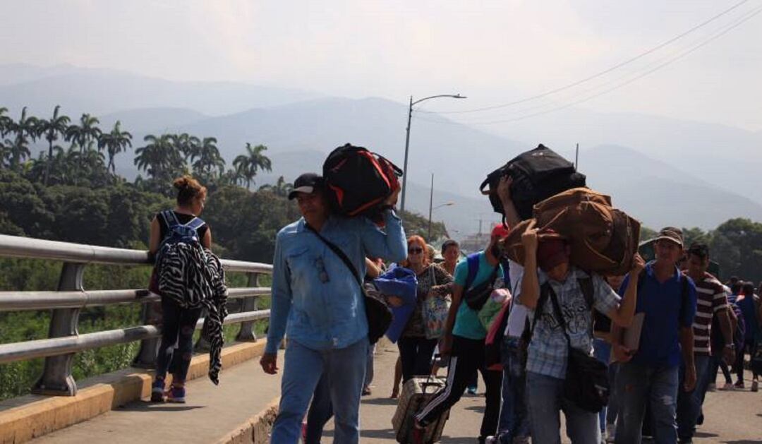 Venezolanos cruzando la frontera.