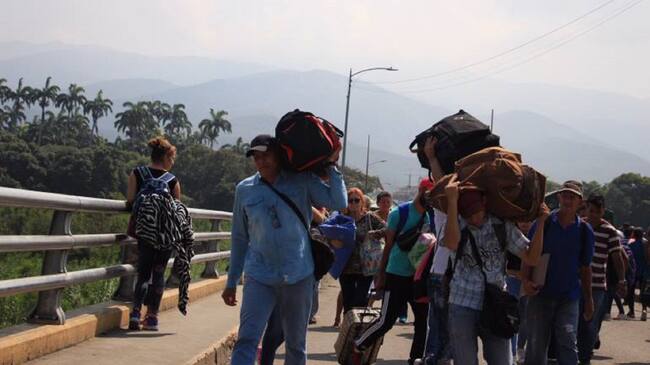 Venezolanos cruzando la frontera.