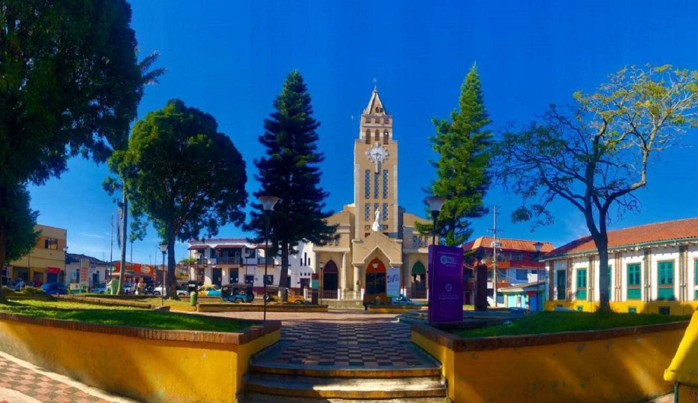 Plaza principal de Risaralda, Caldas - Alcaldía de Risaralda, Caldas. W Radio.