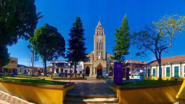 Plaza principal de Risaralda, Caldas - Alcaldía de Risaralda, Caldas. W Radio.