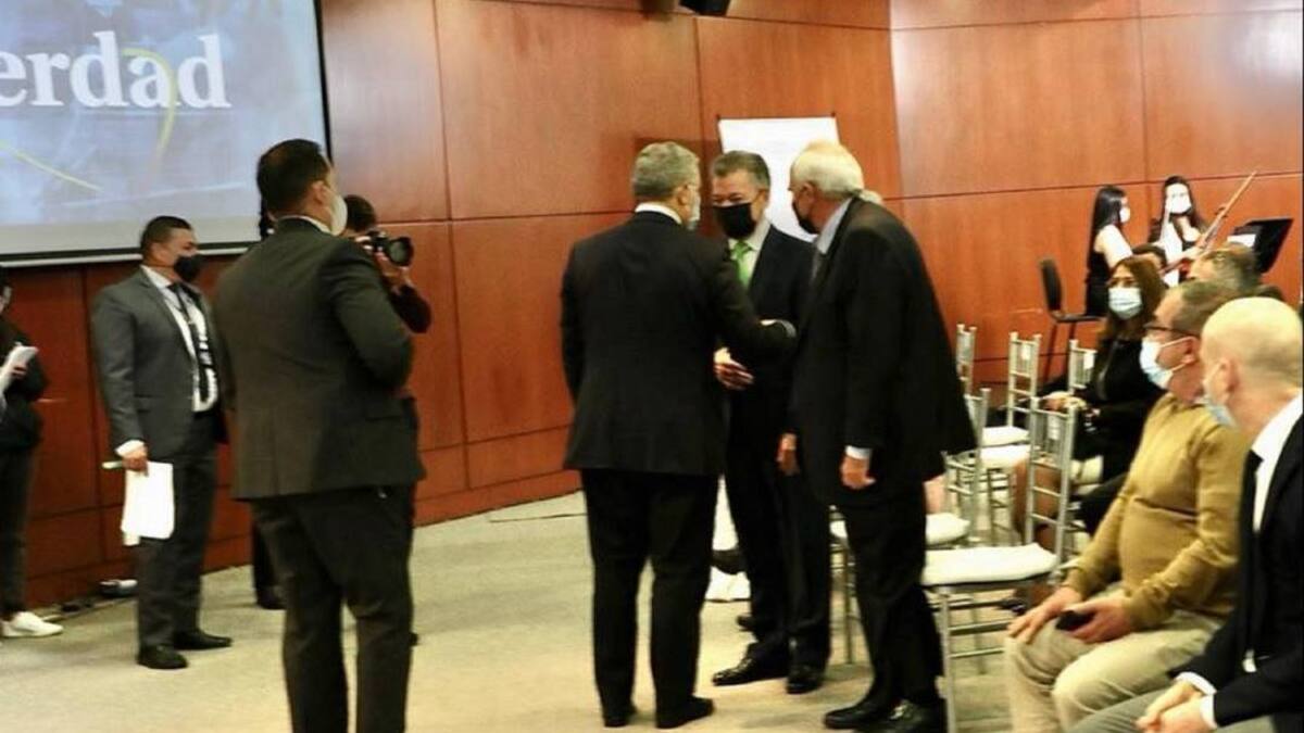 Histórico apretón de manos de paz entre Duque y Santos