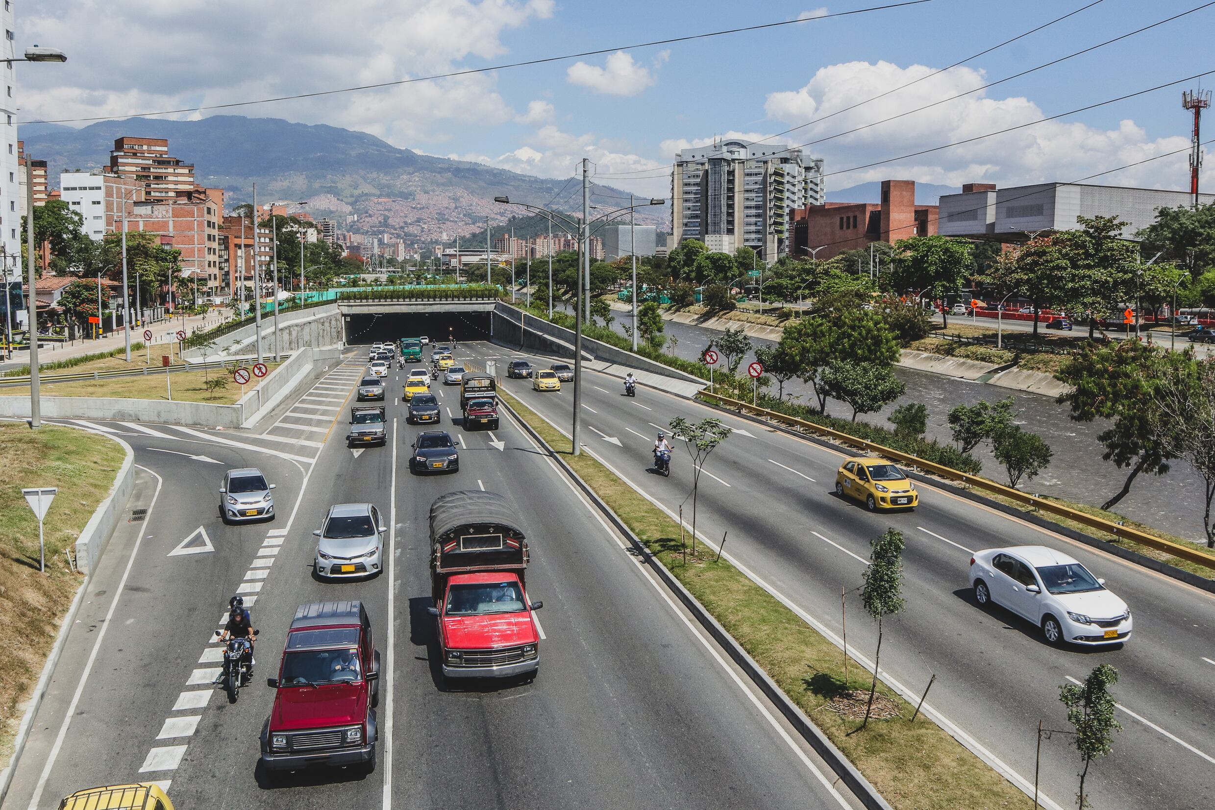 Imagen de referencia a vehículos en Medellín/ Getty Images
