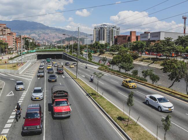 Imagen de referencia a vehículos en Medellín/ Getty Images