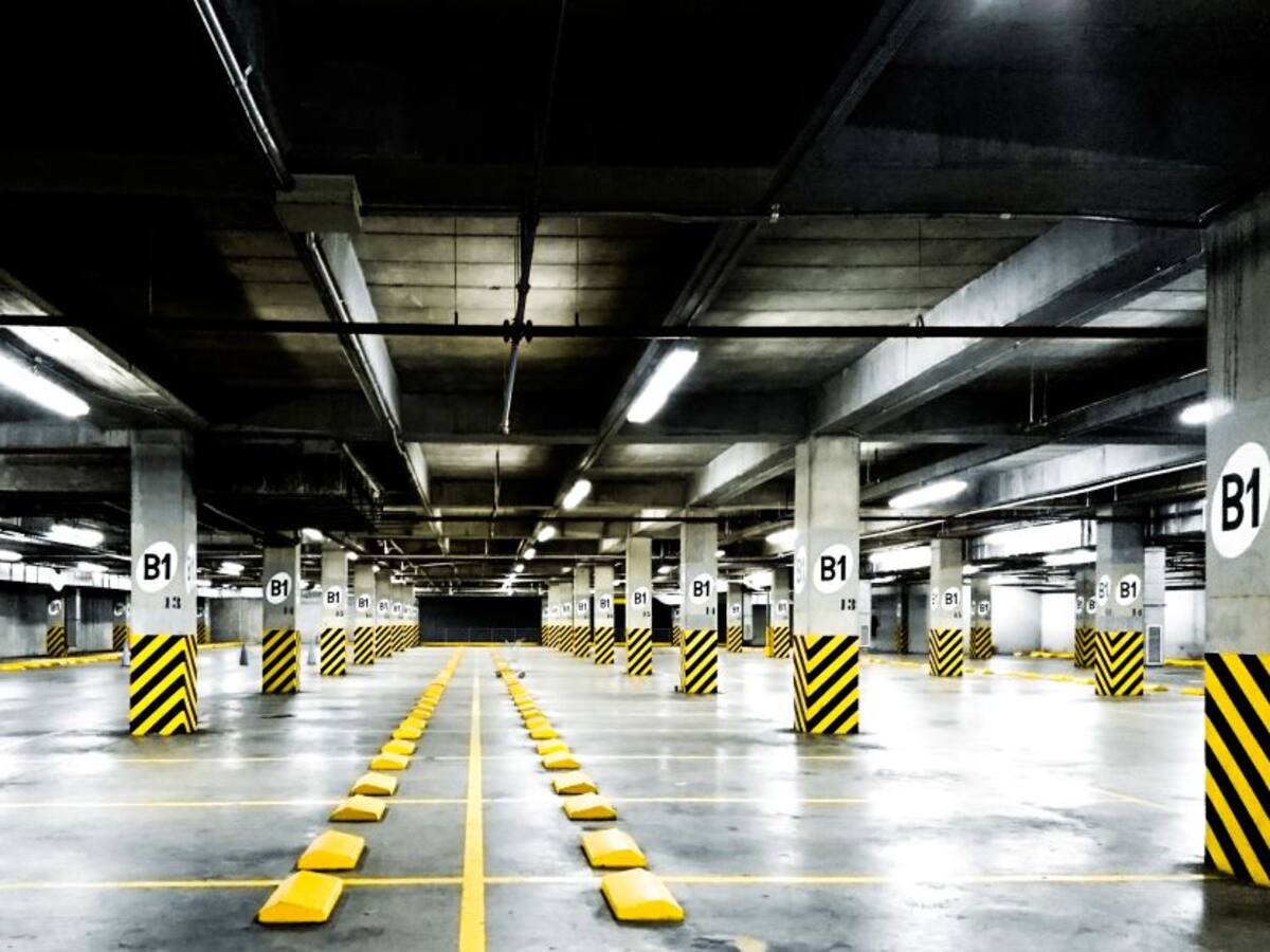 ¿Cuándo deben responder los parqueaderos por daños a los carros?