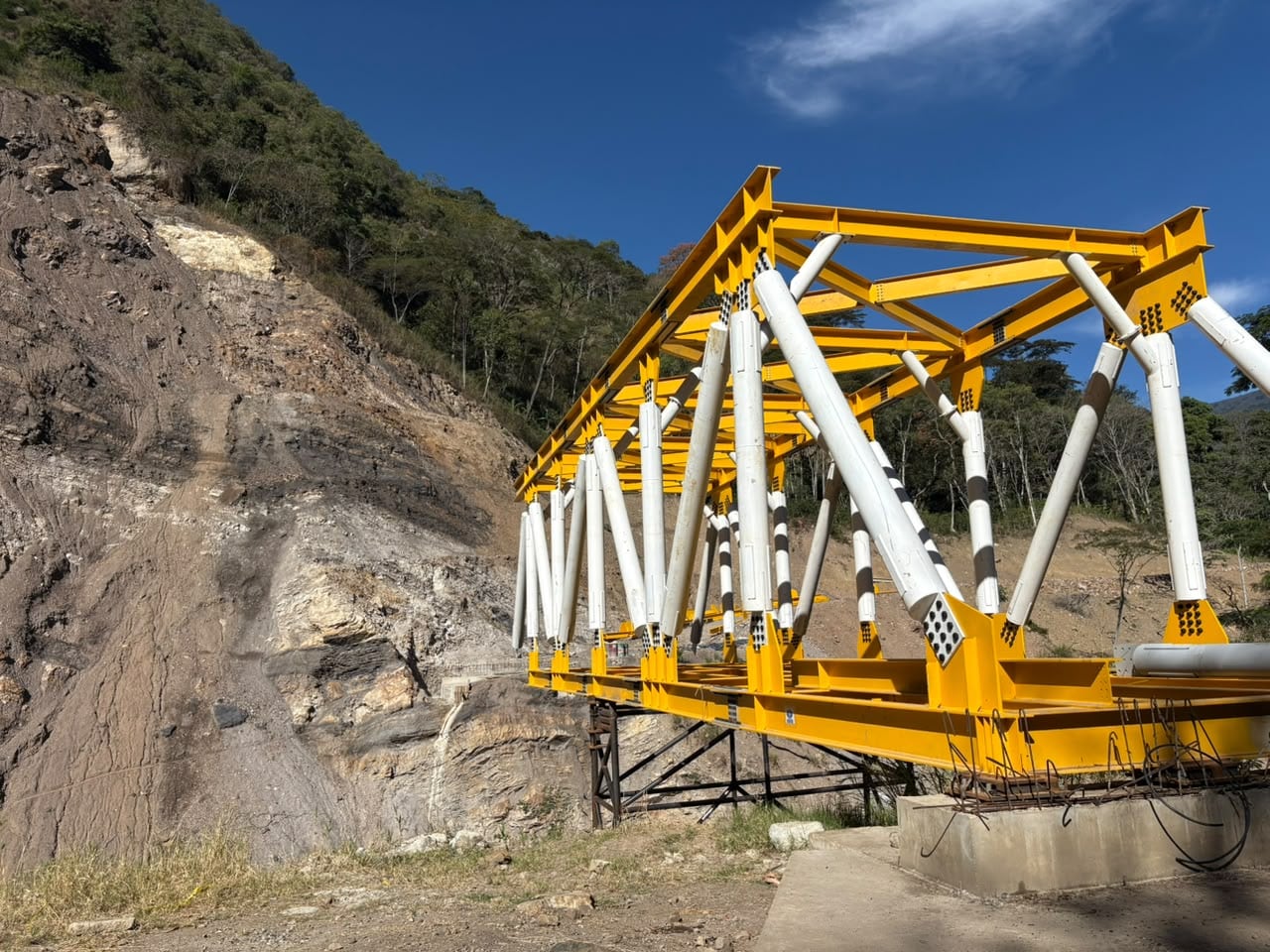 Armado del puente sobre el río Congreso en San Andrés, Santander