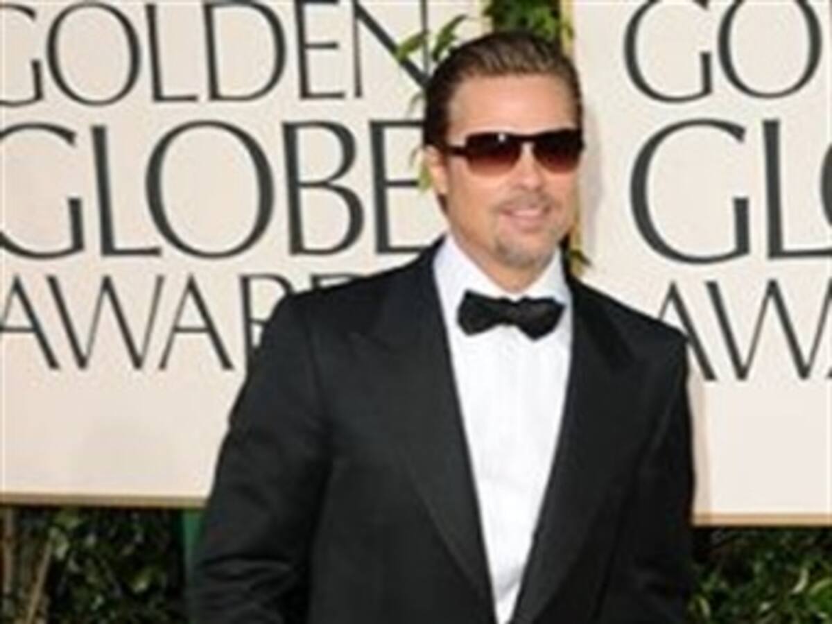 Brad Pitt estiliza su figura con una faja reductora