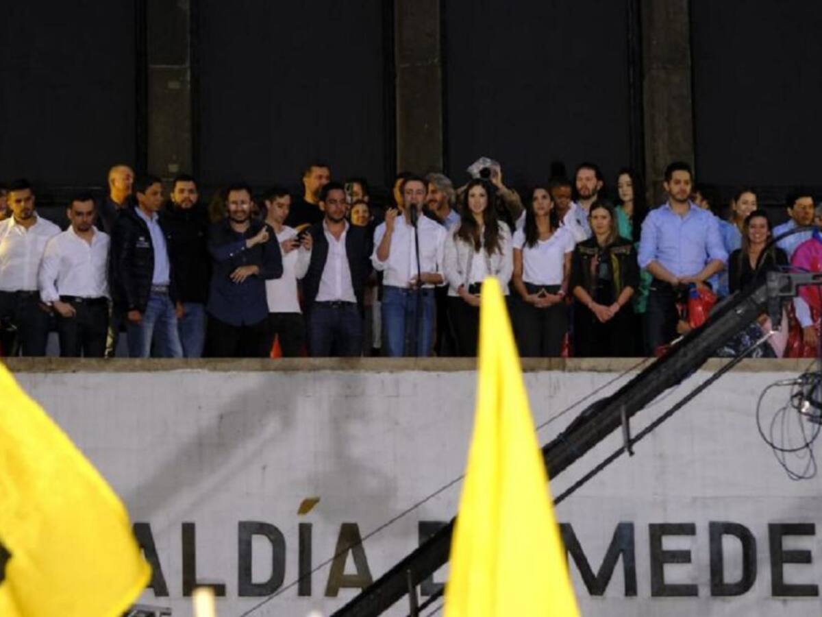 Pese a la lluvia, cientos de personas asistieron al plantón de Quintero