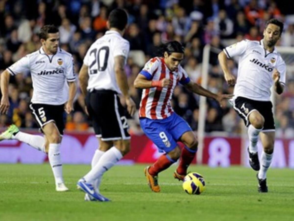 Falcao no pudo marcar y Atlético de Madrid cayó 0-2 en su visita a Valencia