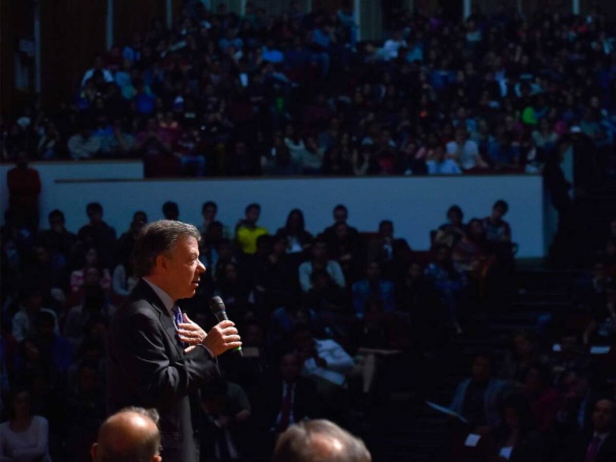 Entre aplausos y abucheos Santos explica a estudiantes venta de Isagen y recortes en educación