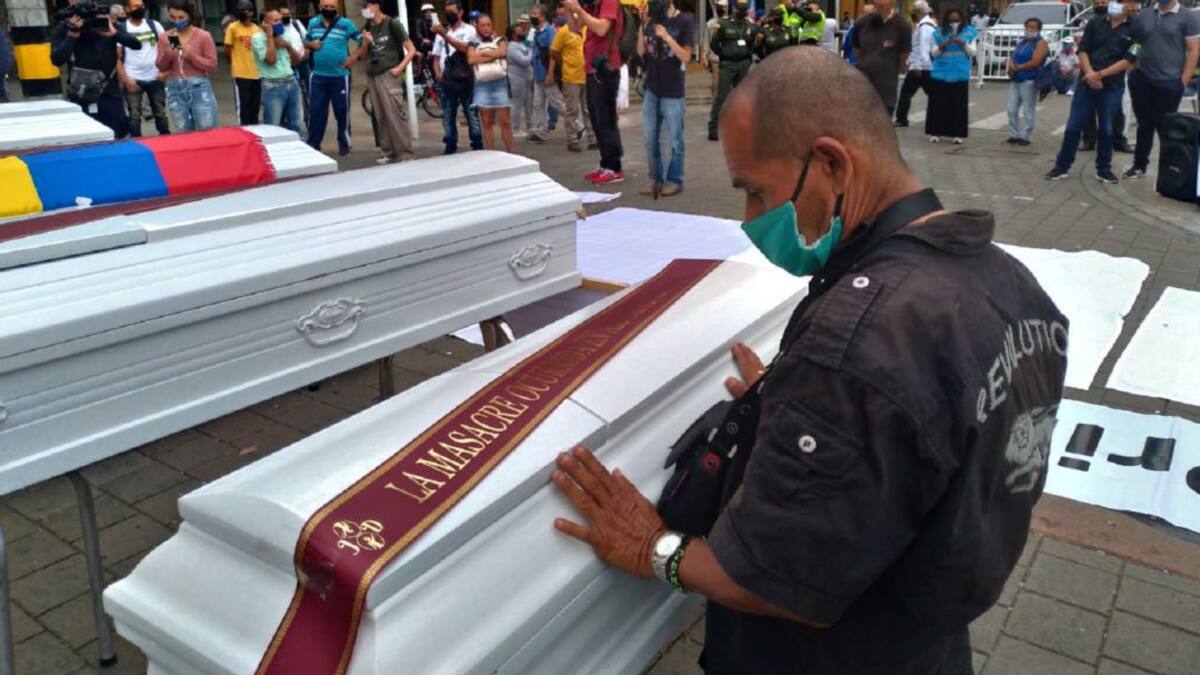 En Medellín con ataúdes rechazan recientes masacres en Colombia
