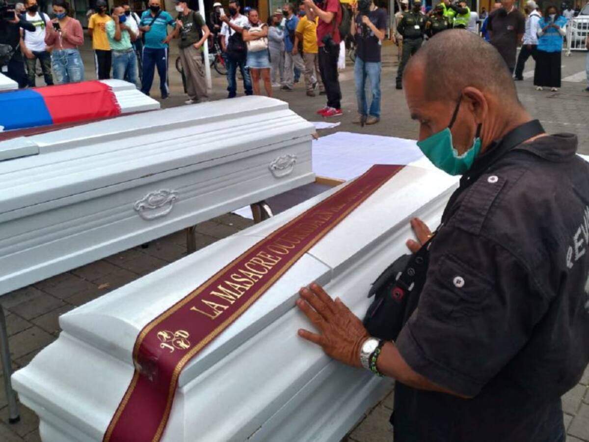 En Medellín con ataúdes rechazan recientes masacres en Colombia