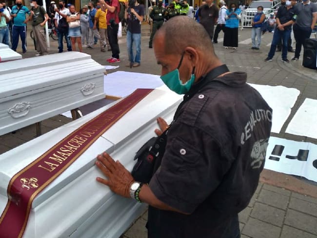 En Medellín con ataúdes rechazan recientes masacres en Colombia