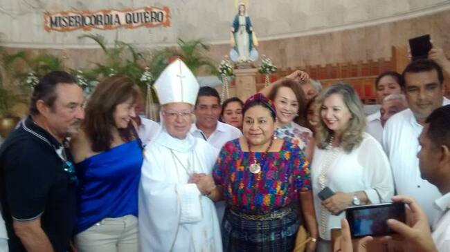 La Nobel de Paz Rigoberta Menchú con el Arzobispo Auxiliar de Barranquilla Monseñor Víctor Tamayo.