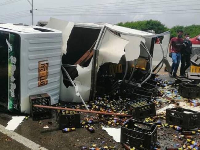 Camión se voltea y roban cervezas en Barranquilla