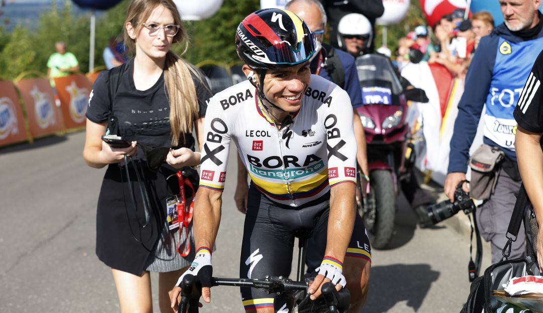 Sergio Higuita celebra la victoria en la etapa 3 del Tour de Polonia, justo en el día de su cumpleaños.