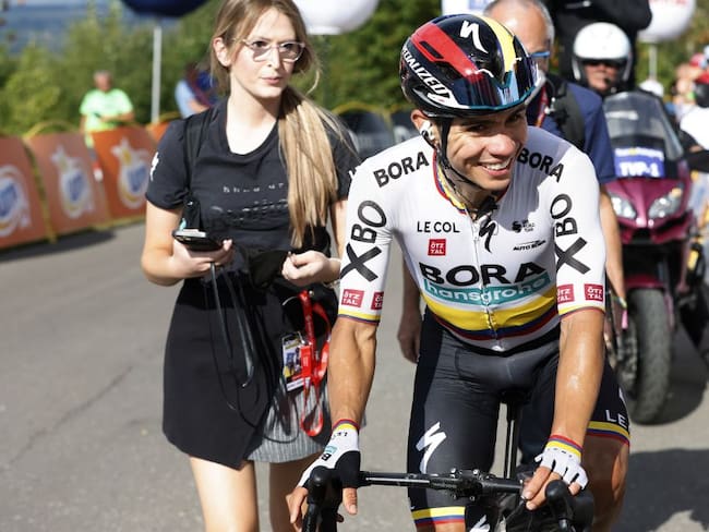 Sergio Higuita celebra la victoria en la etapa 3 del Tour de Polonia, justo en el día de su cumpleaños.