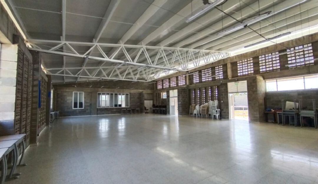 Este colegio cuenta con un comedor escolar, cocina, bloque nuevo para el área administrativa, una cancha deportiva múltiple y baños renovados