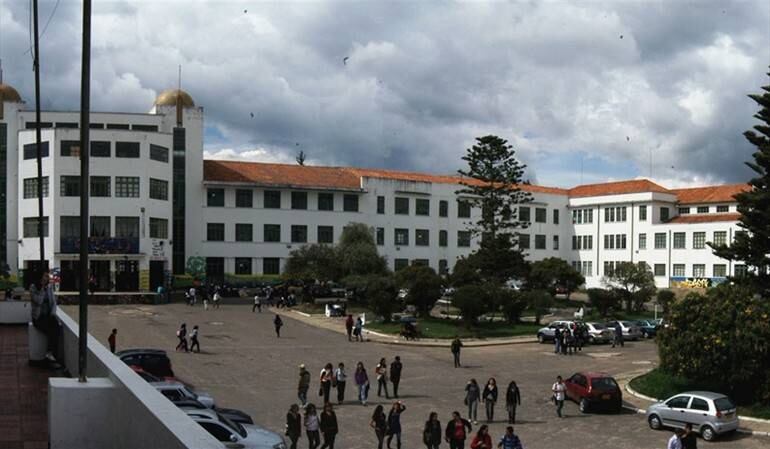 El rector de la universidad, Enrique Vera estuvo con los estudiantes y asumió compromisos.
