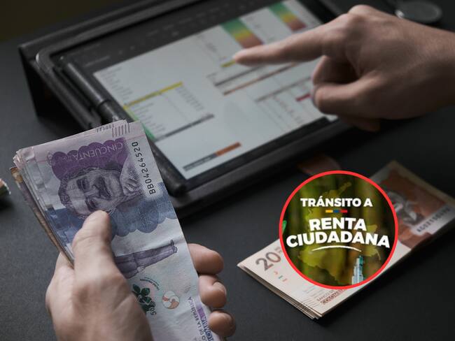 Persona contando dinero colombiano y llenando una base de datos y de fondo el logo del programa &#039;Tránsito a Renta Ciudadana&#039; (Fotos vía Getty Images y COLPRENSA)