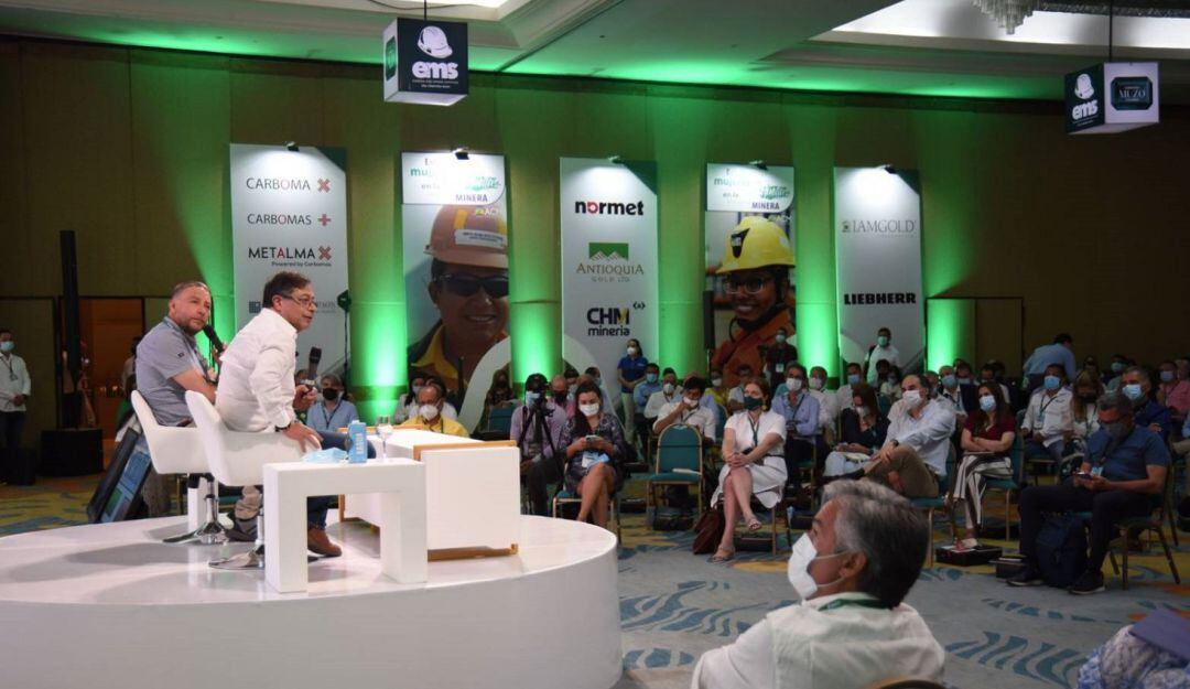 El senador y precandidato presidencial manifestó que el país debe empezar una verdadera transición hacia energías limpias
