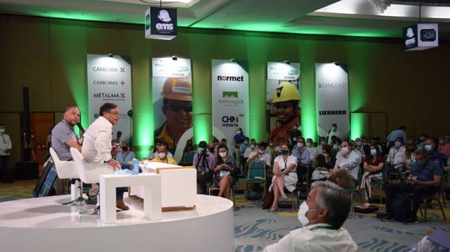 El senador y precandidato presidencial manifestó que el país debe empezar una verdadera transición hacia energías limpias