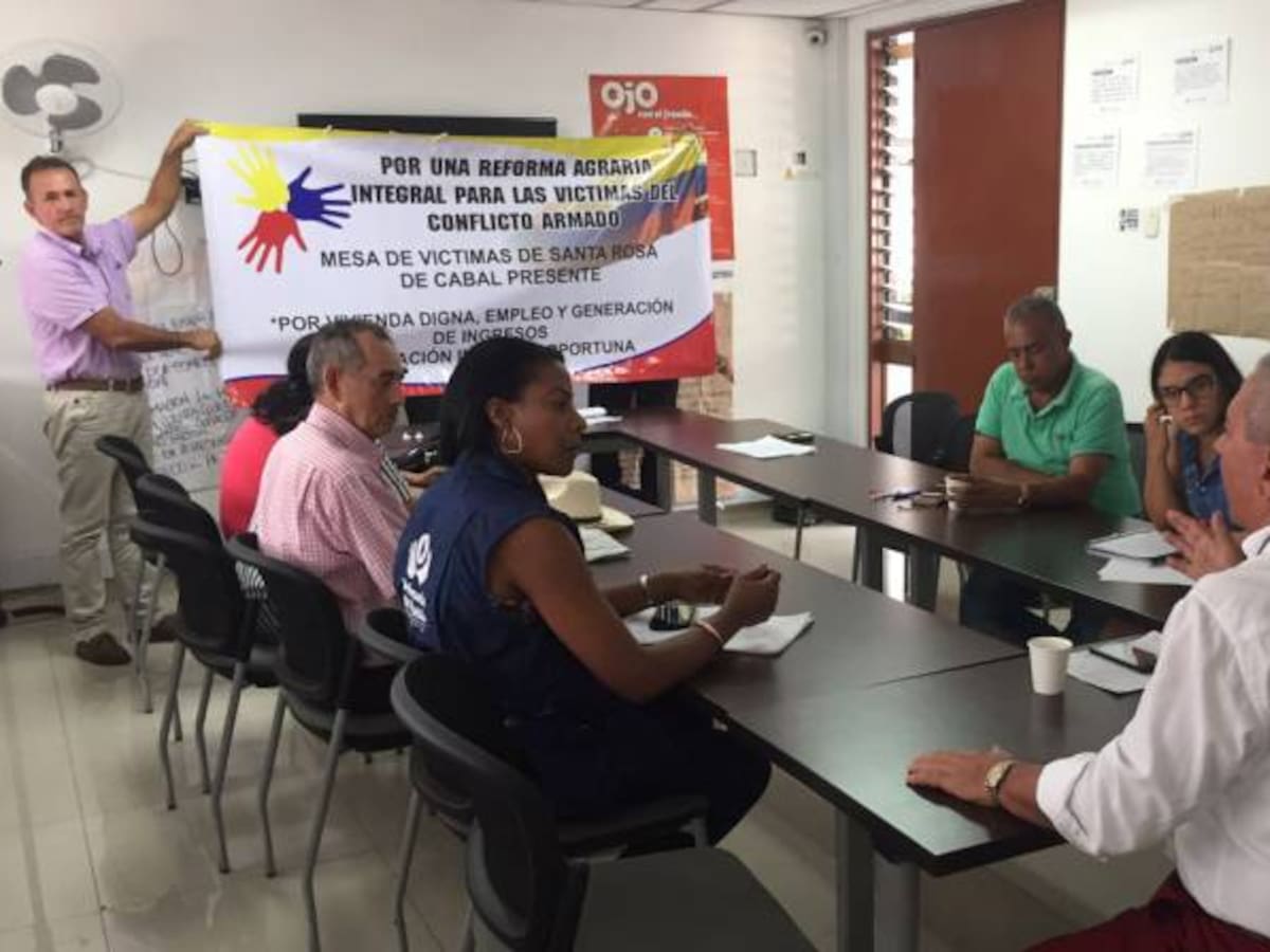 Víctimas del conflicto en Risaralda se toman pacíficamente la sede regional