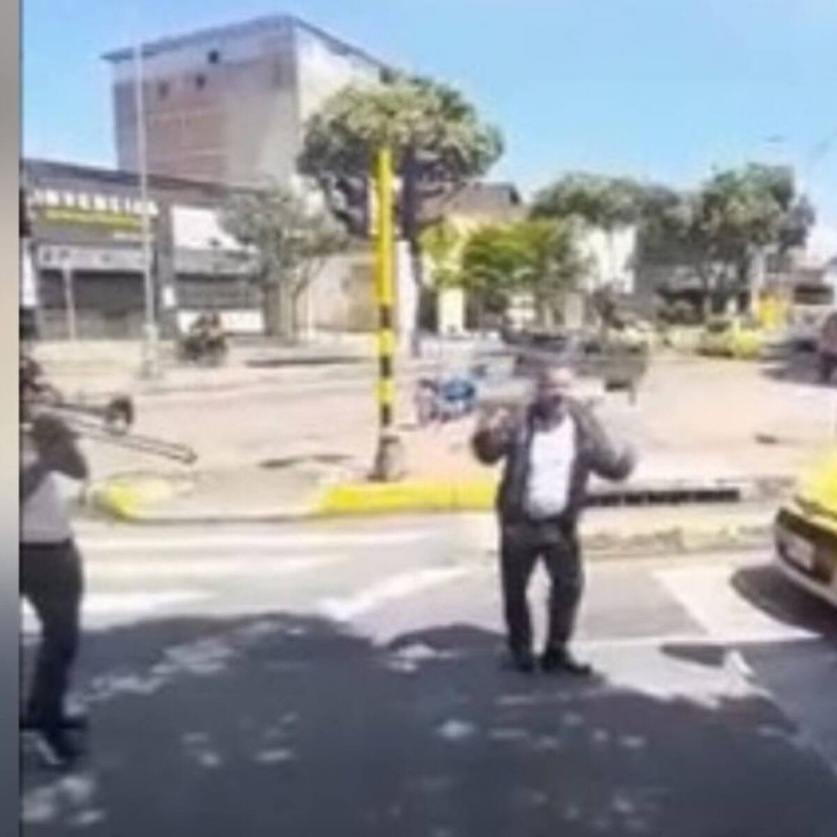 VIDEO: Conductor de bus se bajó a bailar en pleno semáforo en Bucaramanga
