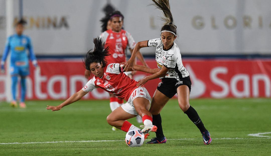 Fany Gauto, volante paraguaya y capitana de Santa Fe.