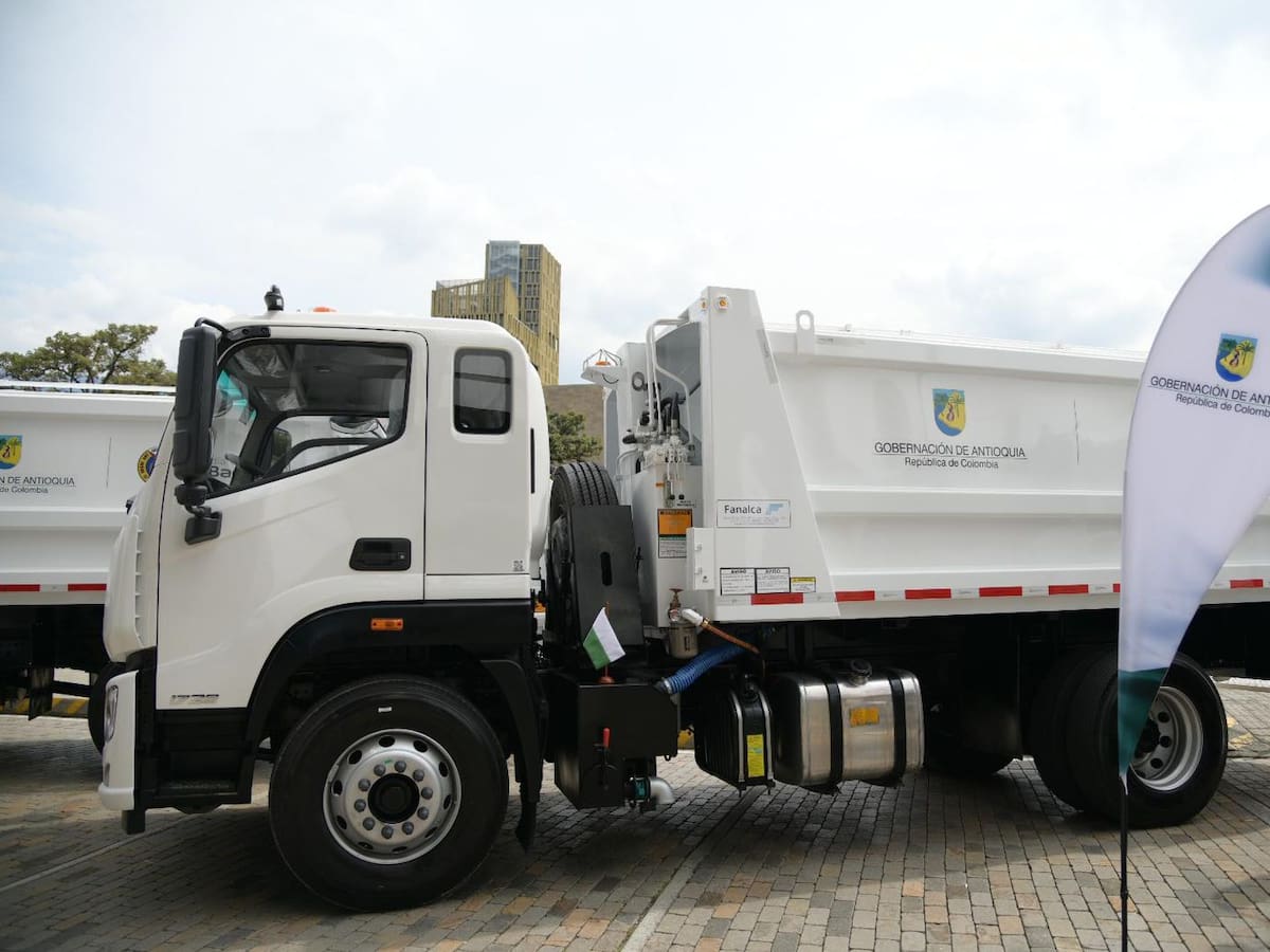 Entregaron 11 camiones de basura a municipios en Antioquia para sustituir viejas máquinas