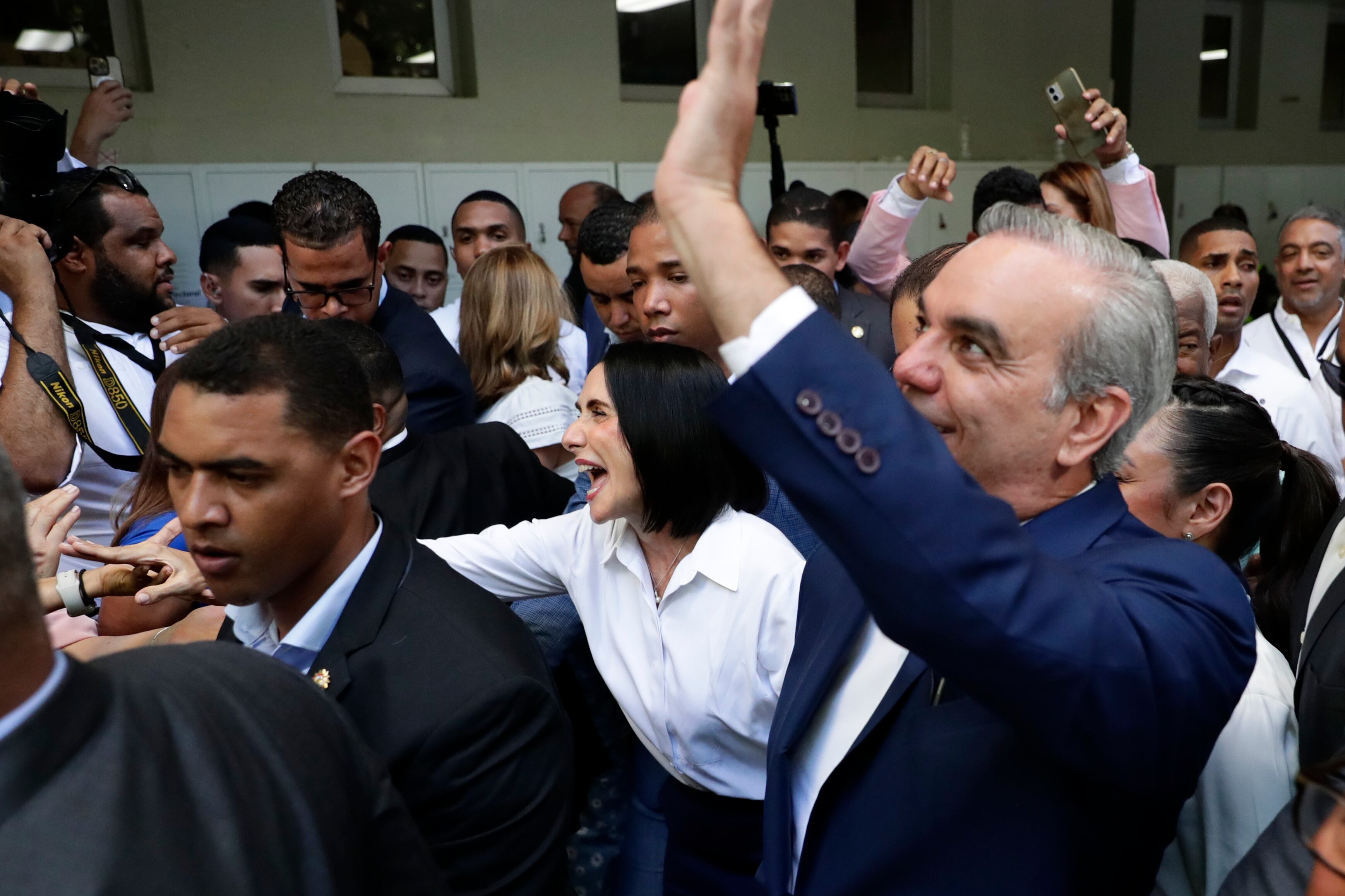 SANTO DOMINGO (REPÚBLICA DOMINICANA), 19/05/2024.- El presidente dominicano y candidato a la reelección, Luis Abinader, sale tras votar este domingo en un centro electoral en la Secundaria Babeque, en Santo Domingo (República Dominicana).