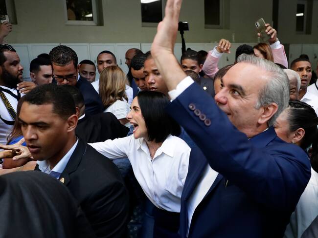 SANTO DOMINGO (REPÚBLICA DOMINICANA), 19/05/2024.- El presidente dominicano y candidato a la reelección, Luis Abinader, sale tras votar este domingo en un centro electoral en la Secundaria Babeque, en Santo Domingo (República Dominicana).