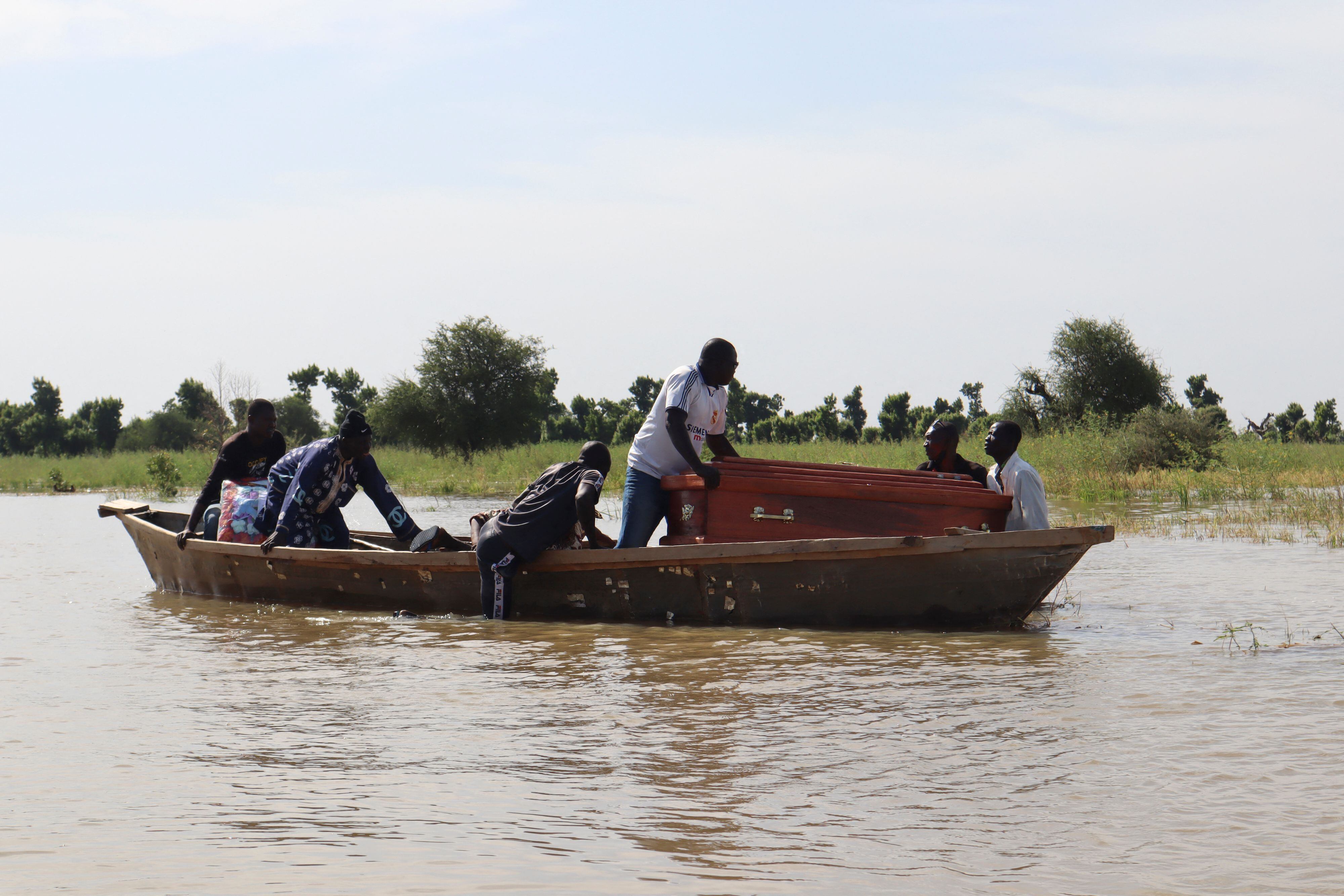 Transporte de fallecidos en medio de las inundaciones en Chad.