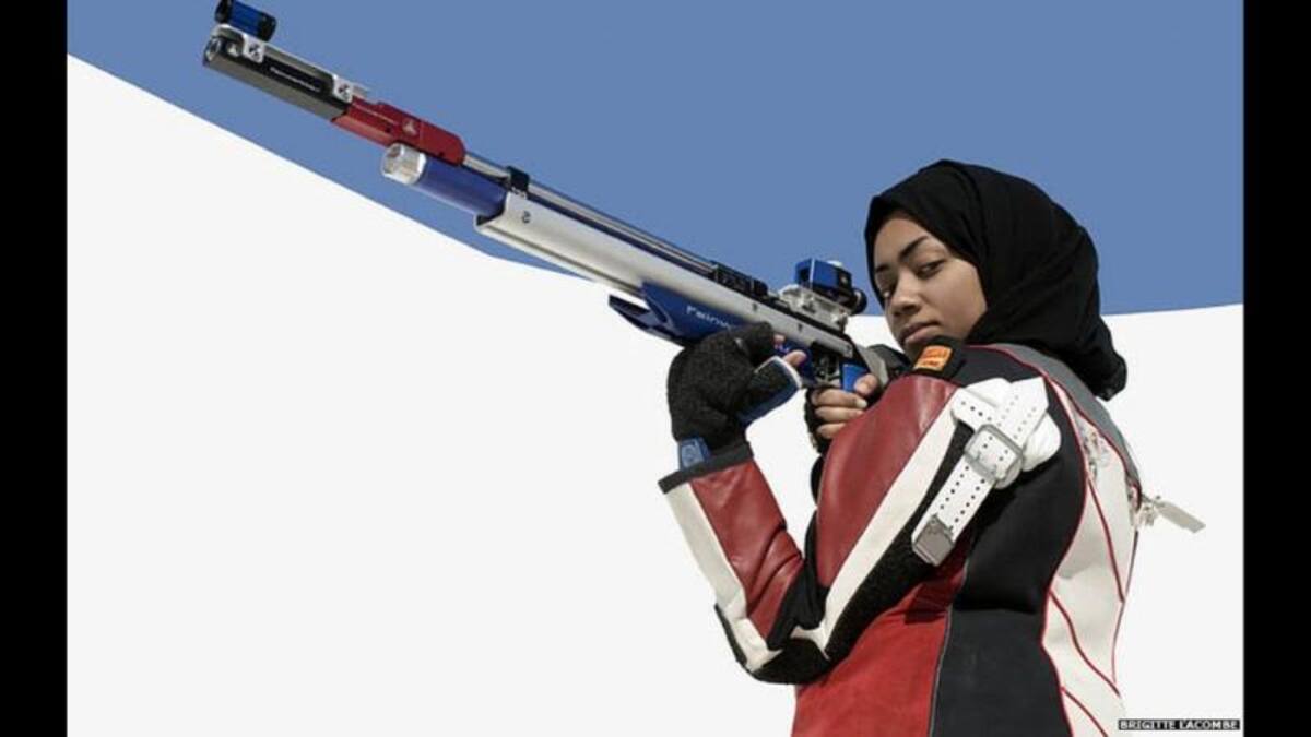 Las imágenes de la fotógrafa fracesa Brigitte Lacombe retratan a deportistas de todos los niveles, desde principiantes a atletas de élite, como Bahya Al Hamad, quien compitió en la disciplina de tiro con rifle en los Juegos Olímpicos de Londres en 2012.