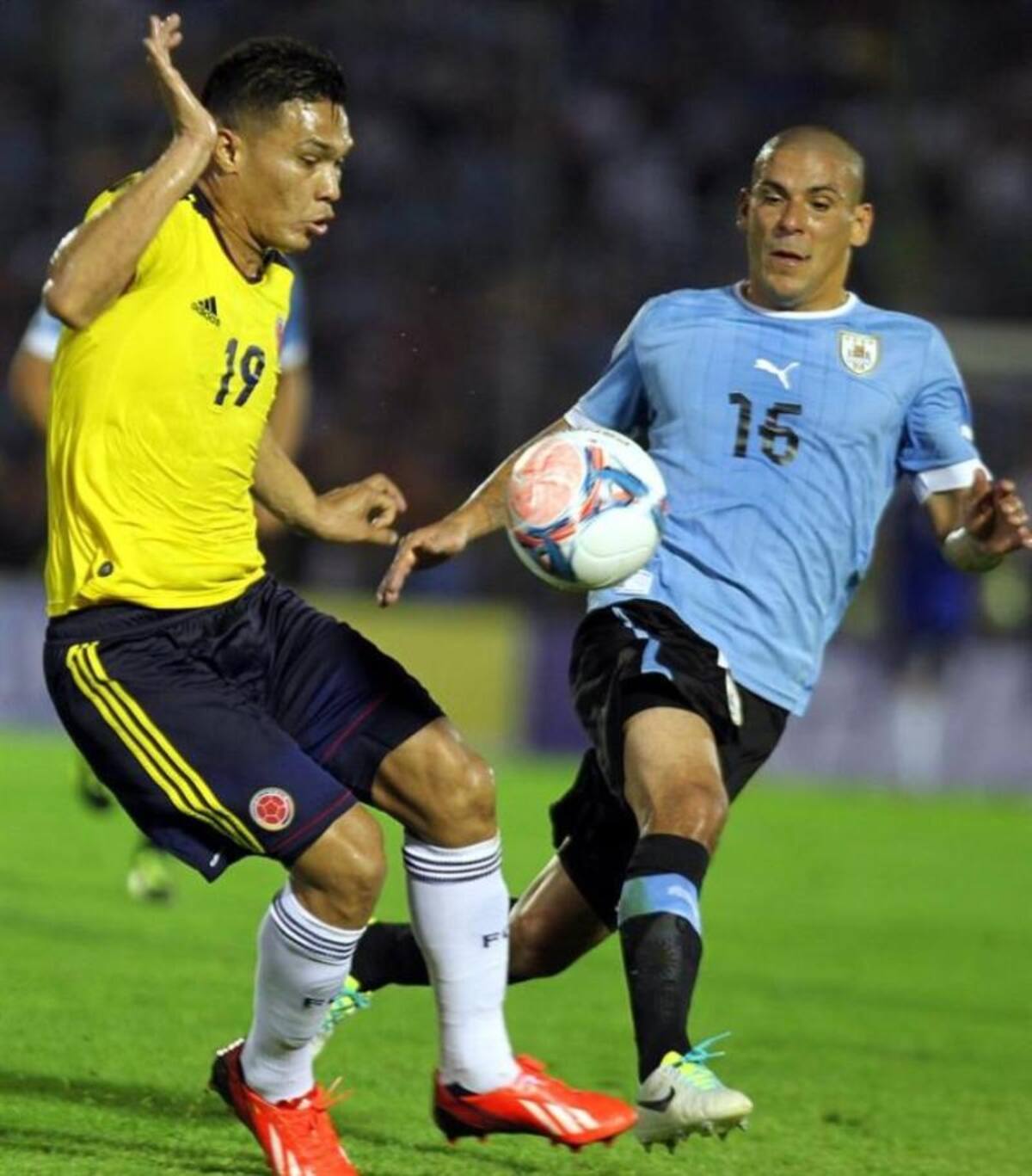 Con goles de Edison Cavani y Cristian Stuani la selección 'charrúa' venció 2-0 a Colombia y llegó a 22 puntos, peleando la cuarta casilla con Ecuador, que tiene la misma puntuación.