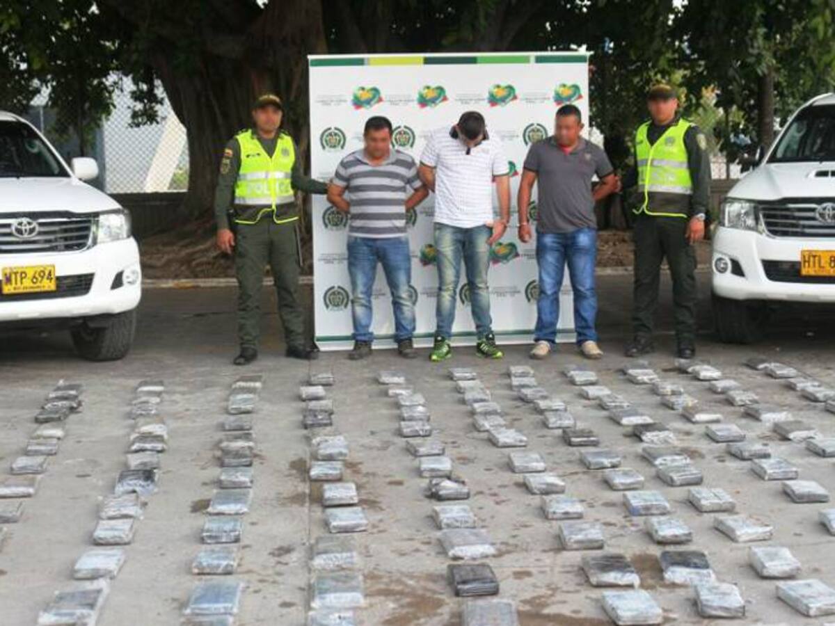 En Cartagena tres hombres transportaban 150 kilos de coca a bordo de dos camionetas