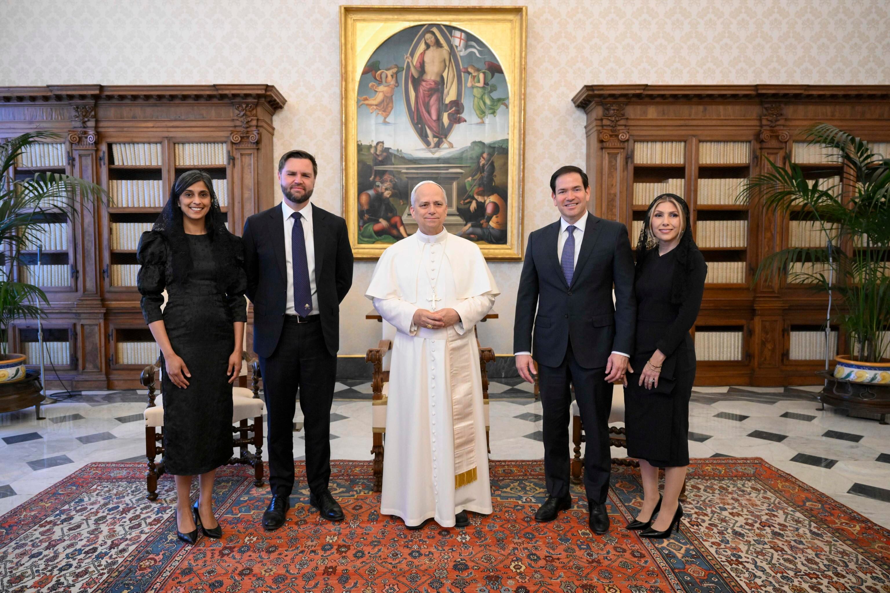 VATICAN CITY (Vatican City State (Holy See)), 19/05/2025.- A handout picture provided by the Vatican Media shows Pope Leo XIV receiving US Vice President JD Vance and his wife Usha Vance, Pope Leo XIV, US Secretary of State Marco Rubio and his wife Jeanette Dousdebes Rubioduring their meeting in the Vatican, May 19, 2025. (Papa) EFE/EPA/VATICAN MEDIA HANDOUT HANDOUT EDITORIAL USE ONLY/NO SALES