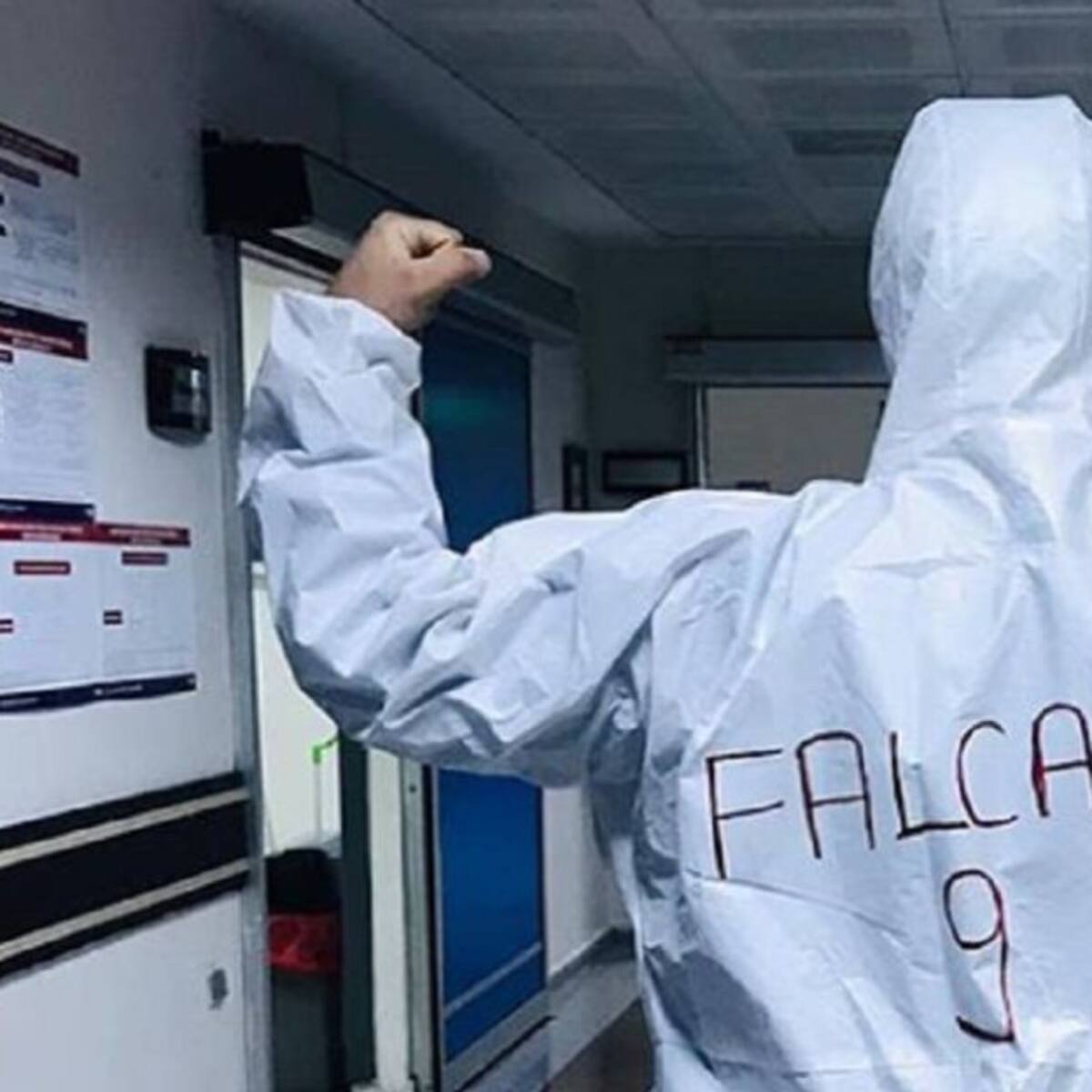 Médico en Turquia combate el COVID-19 con el 9 de Falcao en su espalda