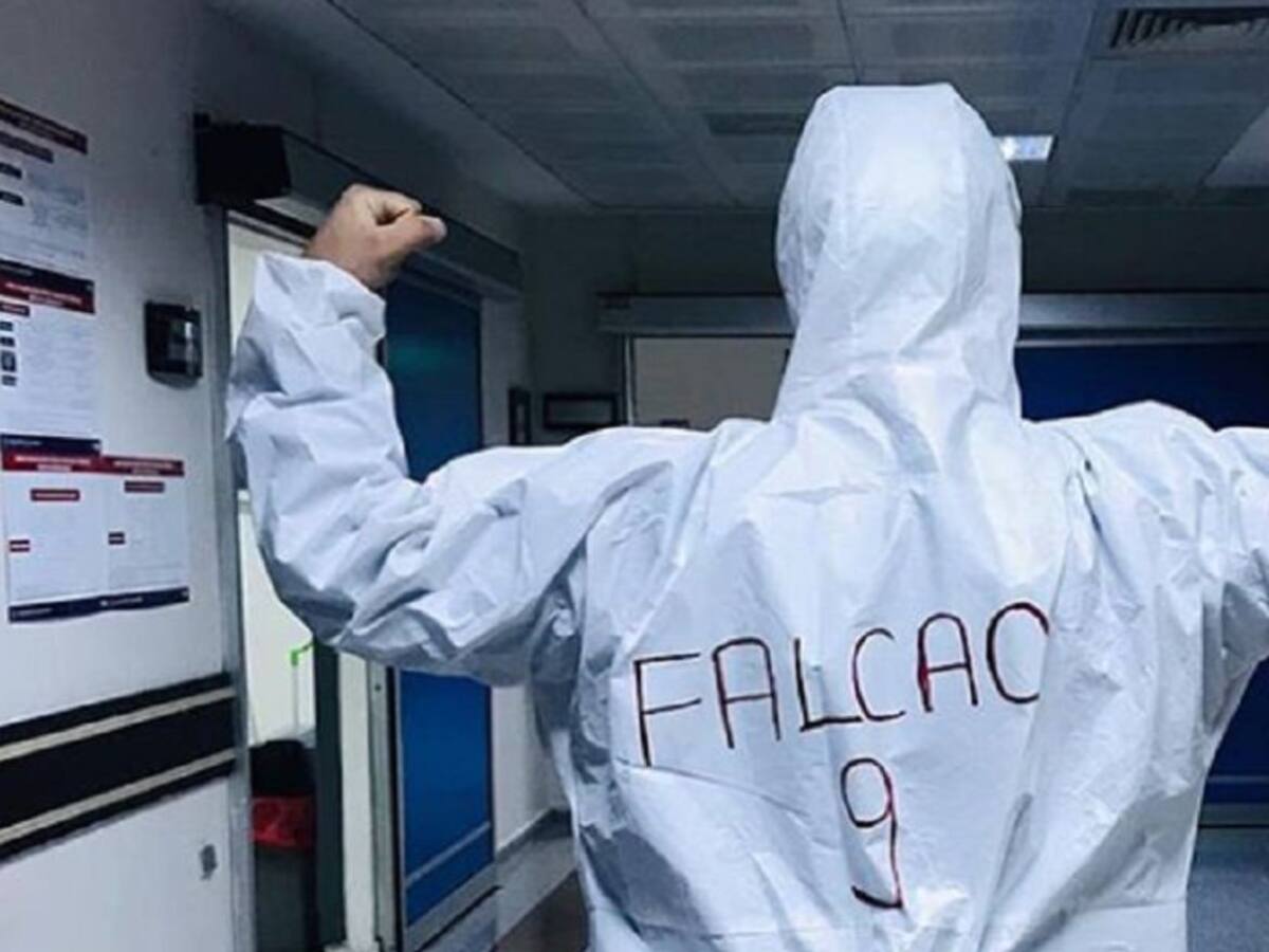 Médico en Turquia combate el COVID-19 con el 9 de Falcao en su espalda