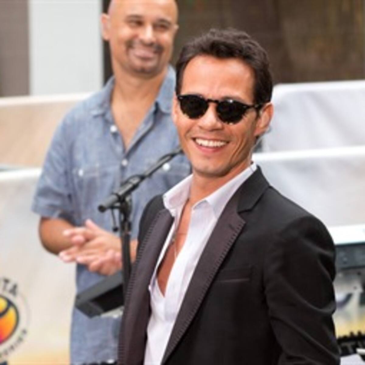 Marc Anthony cambia el reto del cubo de agua por hacer flexiones