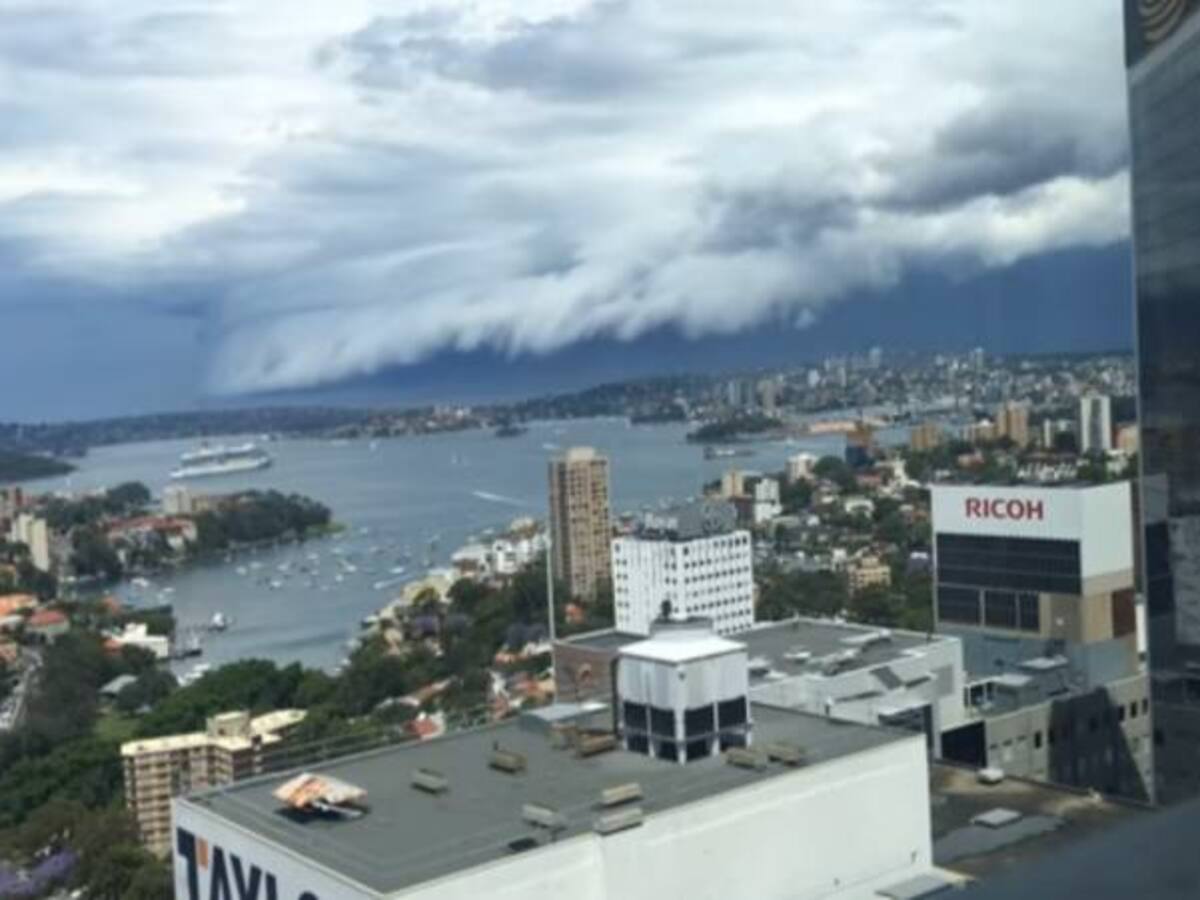 Nube parecida a un tsunami asusta a algunas personas en Sidney