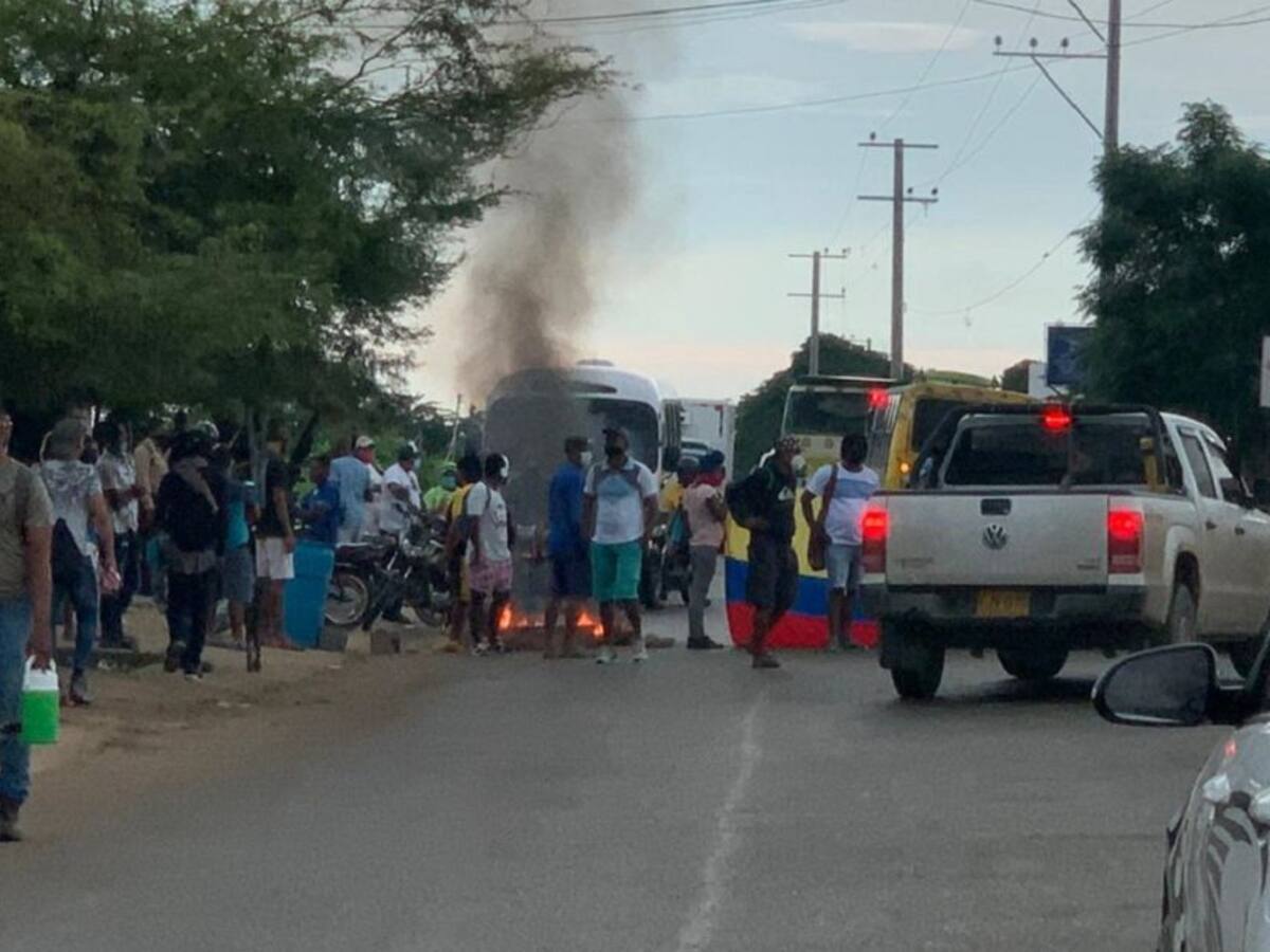 Bloquean vía a Barú para exigir reapertura de Playa Blanca en Cartagena